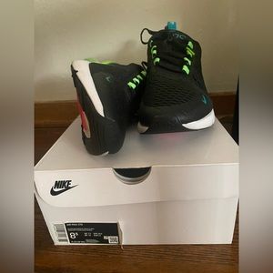 Air Max 270 8.5 in woman. Slightly New! Must Have